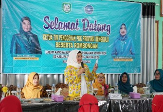 Ketua TP PKK Provinsi Bengkulu Derta Rohidin saat Supervisi 10 Program PKK