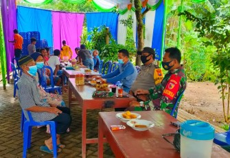 Babinsa Koramil 0805/09 Kendal saat Laksanakan Komsos Dengan Warganya