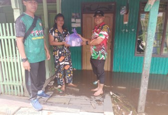 Danramil Pahandut saat Pantau Lokasi Banjir Serta Bagikan Sembako Kepada Warga yang Terdampak 