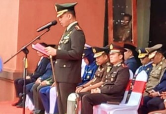 Dandim 0315/TPI Kolonel Inf. Tomy Anderson MPICT saat menjadi inspektur Upacara 