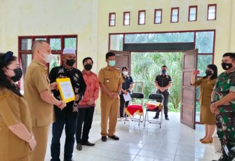 Babinsa Koramil Manuhing Hadiri Penyerahan Bantuan Hibah Dari Pemkab Gumas Kepada Rumah Ibadah 