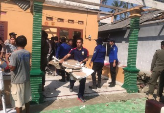 Bakamla RI saat bantu warga bersihkan puing-puing bangunan