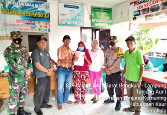 Polres Kaur saat melakukan pengawalan penyaluran BLT-DD bulan April-Juni 2022 di Desa Tinggi Air, Kecamatan Kemuning, Kabupaten Kaur, kemarin Jumat (17/06/22).