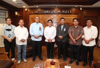 Mendes PDTT, Abdul Halim Iskandar saat menerima kunjungan M. Samyarto selaku Direktur Utama PT Wika Industri Manufaktur (WIMA) beserta jajarannya di ruang kerjanya, Selasa (04/10/2020). 