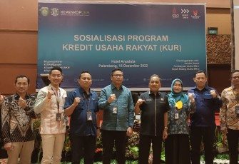 Asisten Deputi Pembiayaan Usaha Mikro Deputi Bidang Usaha Mikro Kementerian Koperasi dan UKM (KemenKopUKM) Irene Swa Suryani  yang mewakili Deputi Bidang Usaha Mikro KemenKopUKM dalam acara Sosialisasi Program Kredit Usaha Rakyat (KUR) bagi Usaha Mikro di Palembang, Sumatra Selatan, Jumat (16/12).