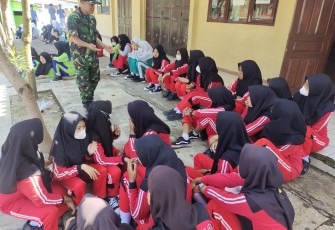 Anggota Koramil Kwadungan saat Berikan Wasbang Kepada Siswa-Siswi SMAN 1 Kwadungan 