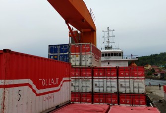 Tol Laut Muat Minyak Goreng Murah saat Tiba di Pelabuhan Merauke