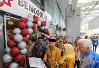  Gubernur Bengkulu Rohidin Mersyah saat meresmikan Bencoolen Coffee Malaysia di Suasana PJH Putra Jaya Malaysia, Kamis (03/11). 