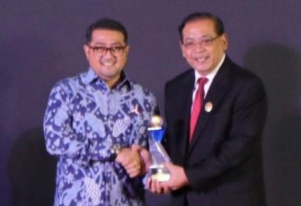 Sekjen Teuku Riefky Harsya saat mewakili ketua umum menerima penghargaan di Atria Hotel, Gading Serpong, Tangerang (14/12).