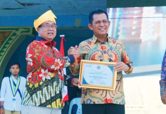 Gubernur Kepulauan Riau H. Ansar Ahmad usai melantik PW IKA PMII Provinsi Kepri Masa Khidmat 2022 -2027, di lapangan sepak bola Belakang Padang Kota Batam, Sabtu (30/7).