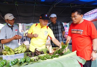  Gubernur Rohidin usai membuka Diklat dan mengunjungi Bazar UMKM Masyarakat di Objek Eqisata Bak Blau Enggano.