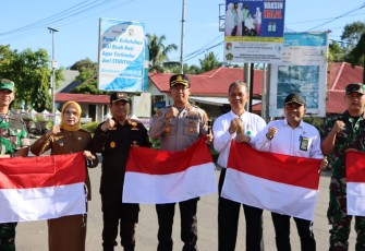 Forkopimda Mukomuko saat Bagikan Bendera Merah Putih