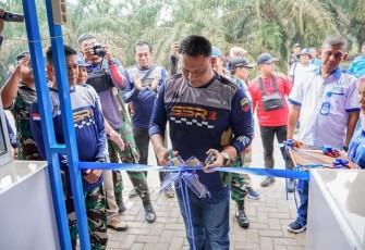 Bupati Erik Atrada potong pita tanda Lepas Ratusan Rider Peserta Trabas 