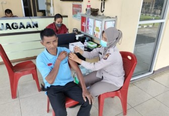 Petugas saat memberikan pelayanan vaksinasi