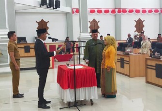 Ketua DPRK Aceh Timur Fattah Fikri saat melakukan pelantikan PAW Anggota DPRK Nasriati