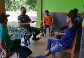 Babinsa saat Laksanakan Anjangsana di Desa Binaan Sekaligus Komsos Dengan Masyarakat