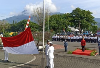 Suasana saat penaikan bendera merah putih di hari peringatan perhubungan Nasional tahun 2022