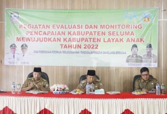 Wakil Bupati Seluma Drs. Gustianto saat membuka evaluasi dan monitoring pencapaian Kabupaten Seluma mewujudkan Kabupaten Layak Anak (KLA) tahun 2022, Selasa (27/12/2022) di Aula Bappeda.