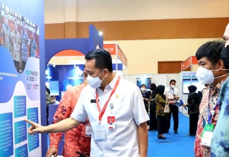 atoni saat mengunjungi stand booth Ditjen Bina Keuda Kemendagri ITE 2022, di JCC Senayan, Jakarta, Rabu (5/10/2022). 