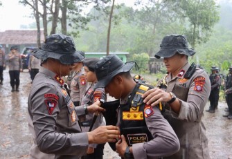 Kapolda Kalteng saat Tutup Latihan 79 Baja Ditsamapta di Atas Bukit