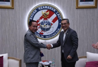 Kepala Bakamla RI Laksdya TNI Dr. Aan Kurnia saat menerima kedatangan Anggota VII BPK RI Dr. Hendra Susanto, ST.,M.Eng.,M.H.,CFrA.,CSFA.