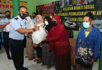 Danlanud Abd Saleh Berikan Tali Asih Bansos Masyarakat di Tiga Desa Penyangga