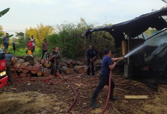 Babinsa saat Bantu Warga di Desa Binaan Terkena Musibah Kebakaran