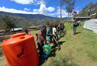 Satgas Yonif Mekanis 203/AK saat Atasi Kesulitan Warga Dapatkan Air Bersih