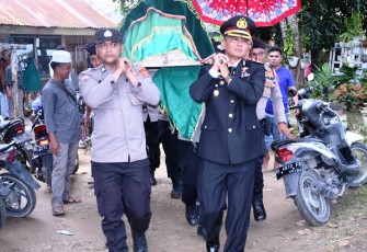 Ketika Kapolres Aceh Timur Ikut Gotong Keranda Jenazah Anggotanya ke Tempat Peristirahatan Terakhir