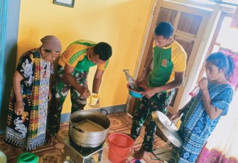 Prajurit Ajusta saat Ajarkan Warga Binaan Berwirausaha