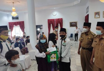 Bupati Seluma diwakili Asisten I Mirin, SH, MH bersama Ketua Baznas Kabupaten Seluma Andi Sunarto salurkan bantuan kepada 51 anak yatim, piatu, yatim piatu dari Kecamatan Seluma Selatan