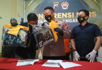 Wakapolres Karanganyar Kompol Purbo Adjar Waskito (tengah) didampingi Kasatreskrim AKP Kresnawan Hussein (kiri) dan Kasi Humas AKP Agung Purwoko (kanan) menunjukkan barang bukti kasus persetubuhan terhadap anak di bawah umur, Selasa (18/1/2022) di Mapolres Karanganyar.