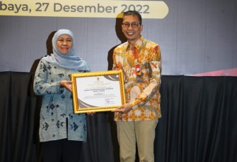 Bank Jatim saat Raih Penghargaan Paritrana Award