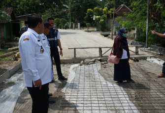 Bupati Blora Arief Rohman sidak pembangunan jalan kabupaten yang anggarannya dari Bankeu kabupaten Bojonegoro.
