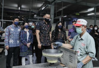 AHY saat melihat proses produksi Maspion