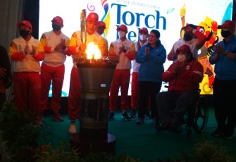 Penyalaan api obor ASEAN Para Games oleh Bupati Juliyatmono, di Pendopo Rumah Dinas Bupati Karanganyar, Sabtu (23/7/2022) malam.