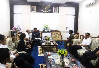 Plt Bupati Bintan Roby Kurniawan saat melalukan dialog bersama PBC (Politeknik Bintan Cakrawala), Rabu (27/07) di Ruang Pertemuan Kantor Bupati Bintan.