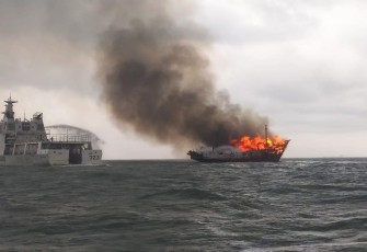 Pasca kebakaran Kapal Damkar berusaha memadamkan api