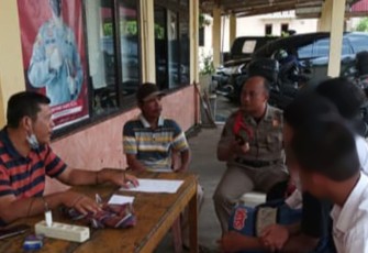 Polisi saat mengembalikan ketiga pelajar kepada para orang tuanya