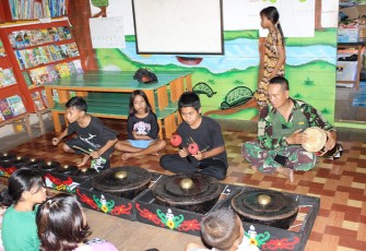 Anggota Satgas TMMD Kodim 1016/Palangka Raya saat Latih Anak-Anak Musik Tradisional Dayak 