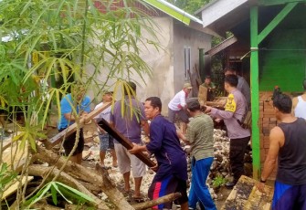 Bhabinkamtibmas bersama Warga saat Gotong Royong Bersihkan Bekas Kebakaran Rumah di Pondok Suguh