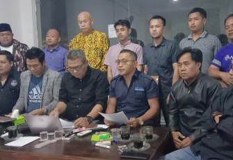 Advokat PERADI RBA Malang saat koferensi pers Minggu malam (02/10/2022).