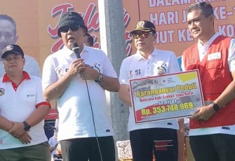Bupati Karanganyar Juliyatmono saat menyampaikan hasil penggalangan dana kemanusiaan untuk korban gempa Cianjur, di sela membuka acara gerak jalan HUT Korps Pegawai Republik Indonesia (Korpri) di Alun-alun Karanganyar, pada Jumat (2/12/2022).