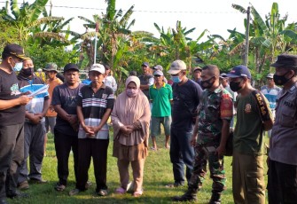 Anggota Polsek Kedungtuban, Satpol PP, Koramil dan tim medis saat menyerahkan jenasah korban kepada pihak keluarga.