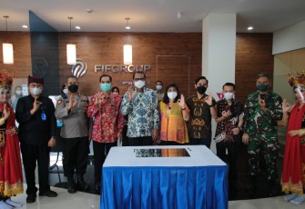 Human Capital, General Support, and Corporate Communication Director FIFGROUP, Esther Sri Harjati (tengah kanan) dan Operation Director FIFGROUP, Setia Budi Tarigan (tengah kiri) berfoto bersama Komisi 4 DPRD Kab. Banyuwangi dari Fraksi PDIP Heksa Soedarmadi, SH (keempat dari kiri), Kepala Kepolisian Sektor Kota, AKP. Kusmin (ketiga dari kiri), Kepala Kecamatan Banyuwangi, Drs. Danisworo (kedua dari kiri), Jatim Area 2 Department Head, Firman Yulianto (keempat dari kanan), Kepala Cabang FIFGROUP Banyuwangi
