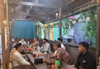 Buka bersama di salah satu rumah makan yang ada di Desa Abar-Abir Bungah Gresik, Kamis (7/4/2022).