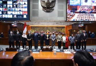 Anggota DPR mengheningkan cipta untuk korban-korban Tragedi Kanjuruhan.