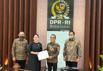 Ketua DPR RI Puan Maharani dalam konferensi pers di Media Center DPR RI, Senin (28/11).