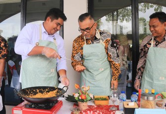 Bupati Bintan saat Jadi Koki Masak Mie Goreng 