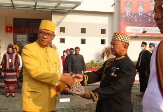 Kepala Kantor Wilayah Kementerian Hukum dan HAM Banten Tejo Harwanto saat menyerahkan Piagam Penghargaan Satyalancana Karya Satya X, XX, dan XXX Tahun Kepada Pegawai di Lingkungan Kantor Wilayah Kementerian Hukum dan HAM Banten, Rabu (17/08/2022).